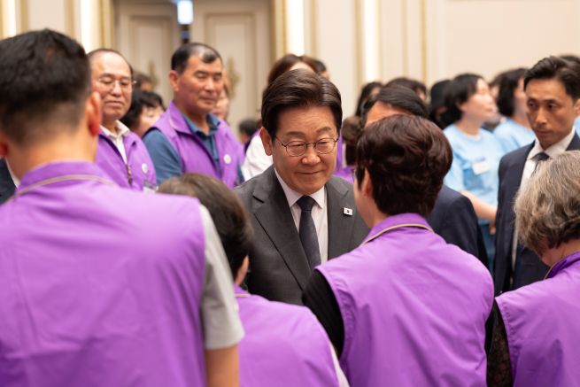 President Lee Jae Myung (C) meets family members of the victims of the 2022 crowd crush at Cheong Wa Dae in central Seoul, in this file photo taken July 16, 2025, and provided by his office. (Yonhap)