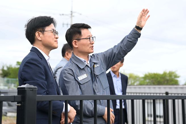 Minister of Trade, Industry and Energy Kim Jeong-gwan listens to a briefing from officials during his visit to S-Oil in the Ulsan Nam-gu petrochemical industrial complex on September 19, 2025. (Photo provided by the Ministry of Trade, Industry and Energy)