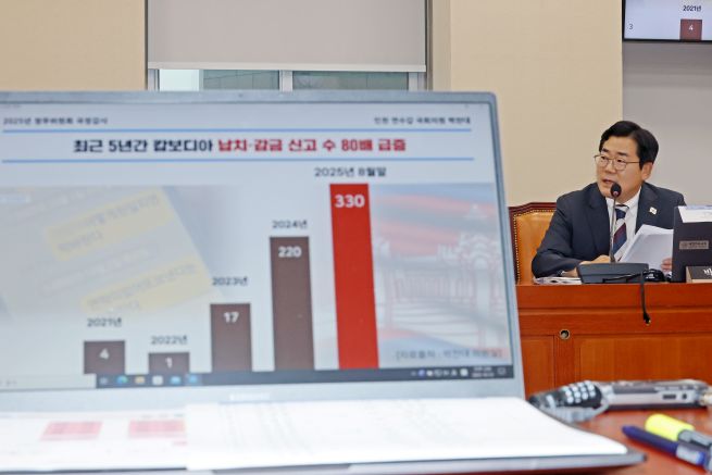 Rep. Park Chan-dae of the Democratic Party questions Yoon Chang-ryul, head of the Prime Minister’s Office, about the recent kidnappings of South Korean nationals in Cambodia during a parliamentary audit by the National Policy Committee at the National Assembly in Seoul on October 13. (Yonhap)