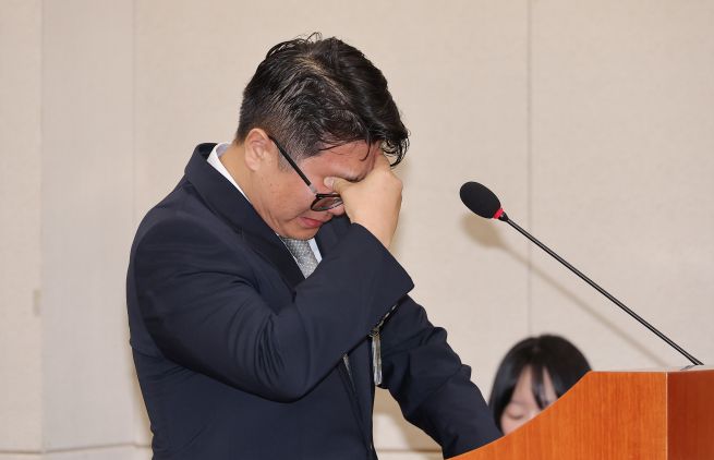 Prosecutor Moon Ji-seok, appearing as a witness at the National Assembly’s Environment and Labor Committee audit of the Ministry of Employment and Labor in Yeouido, Seoul, on October 15, sheds tears while responding to questions related to Coupang Fulfillment Services (CFS).