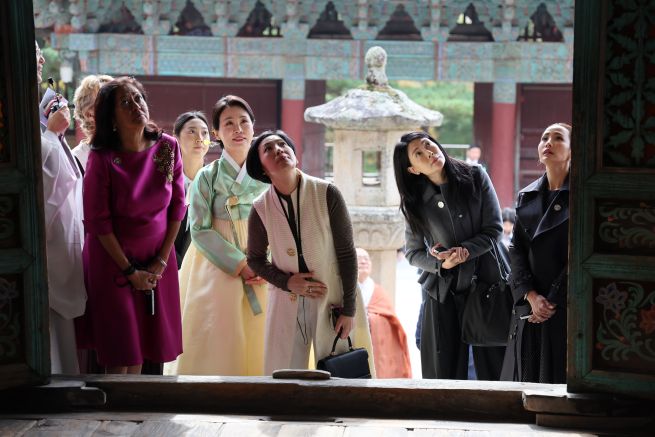 First Lady Kim Hye Kyung tours the Daeungjeon Hall with spouses of world leaders during the 2025 Asia-Pacific Economic Cooperation (APEC) leaders’ spouses’ cultural program held at Bulguksa Temple in Gyeongju on October 31. (Yonhap)