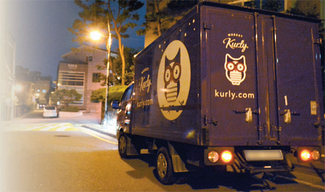 A Market Kurly delivery truck makes early-morning rounds as part of the company’s signature fresh grocery delivery service. (Courtesy of Market Kurly)