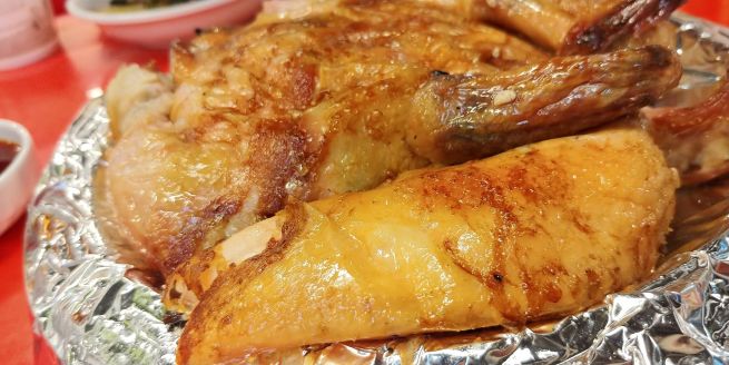 South Korea offers many types of chicken dishes. The photo shows whole chicken roasted over wood fire, freshly cooked on a charcoal grill. (Image courtesy of Yonhap)