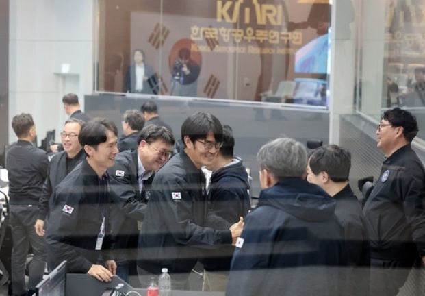 This photo, released by the Korea Aerospace Research Institute, shows its control center at Naro Space Center in Goheung, some 330 kilometers south of Seoul, during the fourth launch of Nuri on Nov. 27, 2025. (Yonhap)