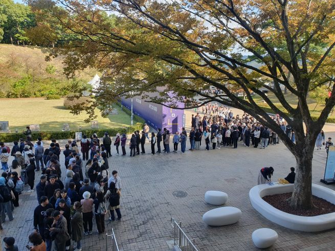Visitors wait in line to enter the “Silla Gold Crowns” exhibition.