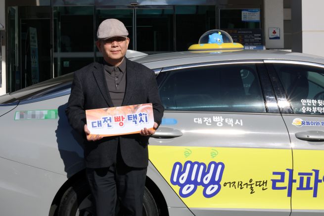 Ahn Sung-woo, the Daejeon Bread Taxi driver who guides passengers through the city’s famous bakery spots. (Yonhap)