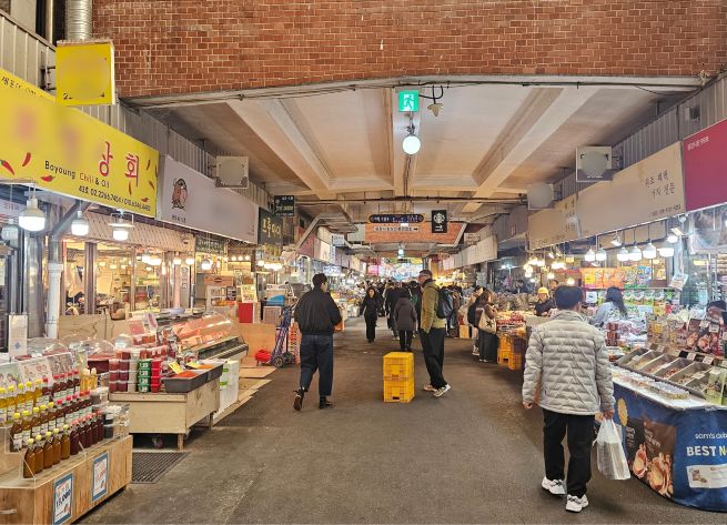 Seoul’s Gwangjang Market Engulfed in Dispute as Shop Owners Plan Lawsuit Over Price-Gouging Fallout