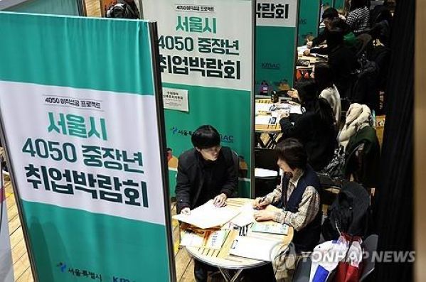 Job seekers receive consultations at the “2025 Seoul 4050 Middle-Aged Job Fair.” (Yonhap)