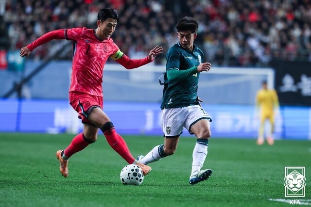 Son Heung-min attempts a dribble during the friendly match against Bolivia. (Photo courtesy of the Korea Football Association)