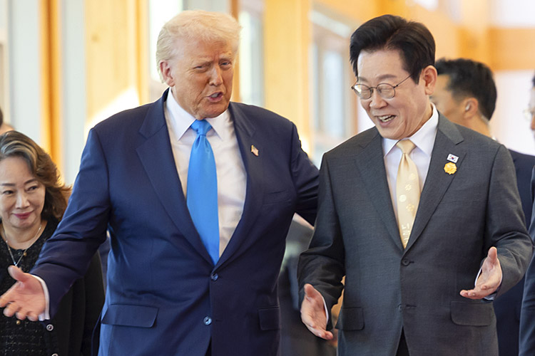 President Lee Jae-myung and U.S. President Donald Trump walk and talk as they move to the summit venue at the Gyeongju National Museum on Oct. 29. (Photo provided by the Presidential Office.)