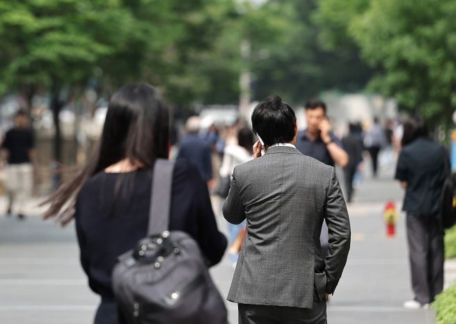 Gender Pay Gap Persists at Korea’s Major Brokerages Despite Gradual Improvement Gender Pay Gap Persists at Korea’s Major Brokerages Despite Gradual Improvement