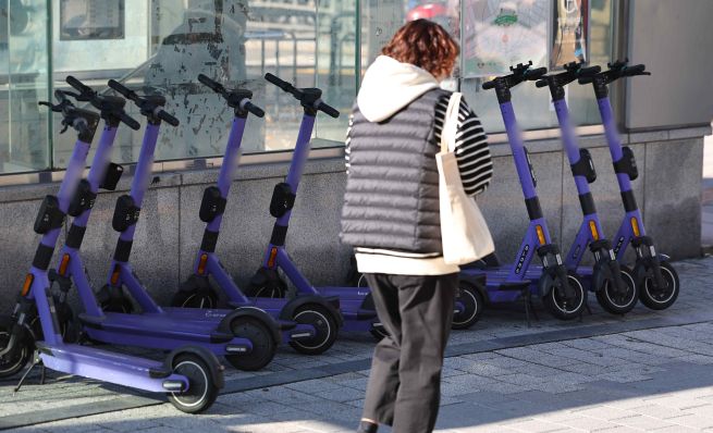 The usage of shared electric scooters is also significantly increasing. (Yonhap)