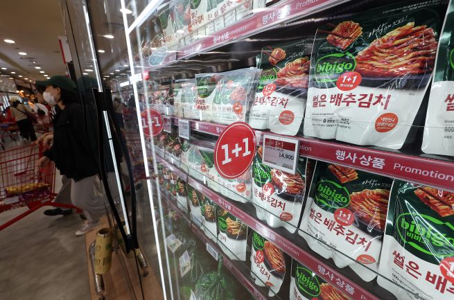 The photo shows packed kimchi displayed at a retail outlet in Seoul. (Yonhap)