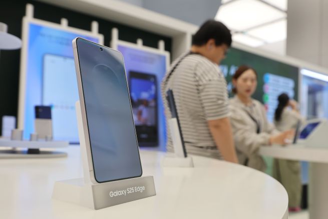 Samsung’s thinnest smartphone, the “Galaxy S25 Edge,” unveiled on May 23, is displayed at Samsung Gangnam in Seoul. (Yonhap)