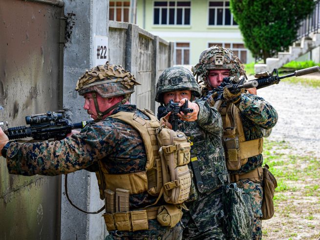 South Korean and U.S. Marine Corps troops form a combined unit during the KMEP joint infantry exercise and conduct close-quarters combat training for urban operations. (Photo provided by the ROK-U.S. Marine Corps.)