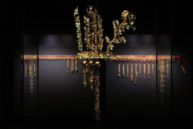 The photo shows the gold crown and gold belts excavated from the northern and southern tombs of the Hwangnam Daechong Tomb.