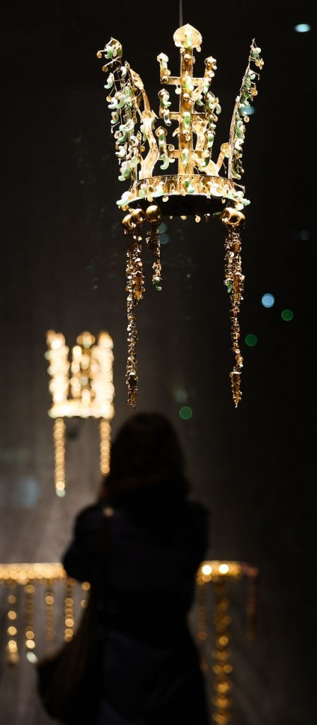The Silla gold crowns are displayed during a media preview of the special exhibition “Silla Gold Crowns: Power and Prestige” held at the Gyeongju National Museum on October 27. The exhibition commemorates both the Asia-Pacific Economic Cooperation (APEC) summit and the museum’s 80th anniversary.