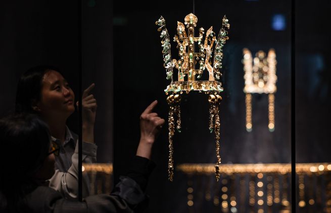 The Silla gold crowns are displayed during a media preview of the special exhibition “Silla Gold Crowns: Power and Prestige” held at the Gyeongju National Museum on October 27. The exhibition commemorates both the Asia-Pacific Economic Cooperation (APEC) summit and the museum’s 80th anniversary.