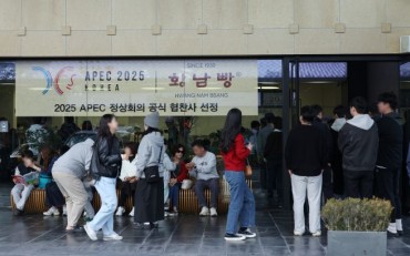 ‘Hwangnam Bbang’ Frenzy Sparks Resale Scams After APEC Summit Spotlight