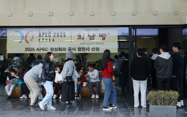 ‘Hwangnam Bbang’ Frenzy Sparks Resale Scams After APEC Summit Spotlight