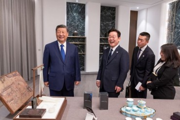 Xi’s Gift of Xiaomi Smartphone to President Lee Spurs Warm Diplomacy and Marketing Buzz