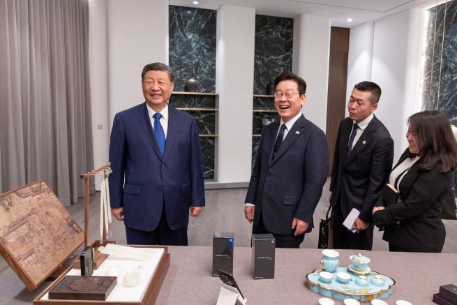 Xi’s Gift of Xiaomi Smartphone to President Lee Spurs Warm Diplomacy and Marketing Buzz