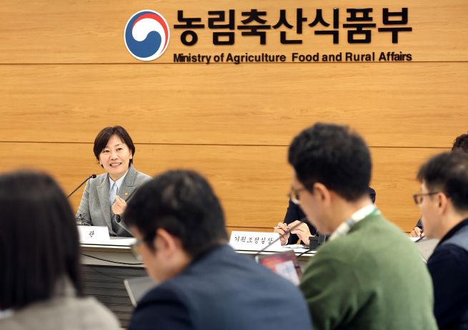 Agriculture Minister Song Mi-ryeong speaks during a press briefing at the Ministry of Agriculture, Food and Rural Affairs headquarters in Sejong on November 5. (Yonhap)