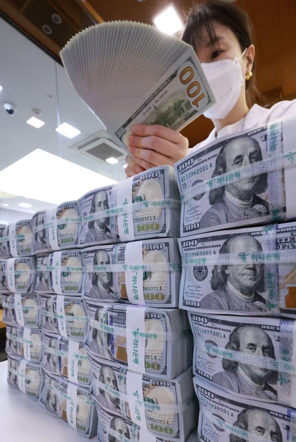 An employee organizes U.S. dollar bills at Hana Bank’s Counterfeit Response Center at the bank’s headquarters in Jung District, central Seoul. (Yonhap)