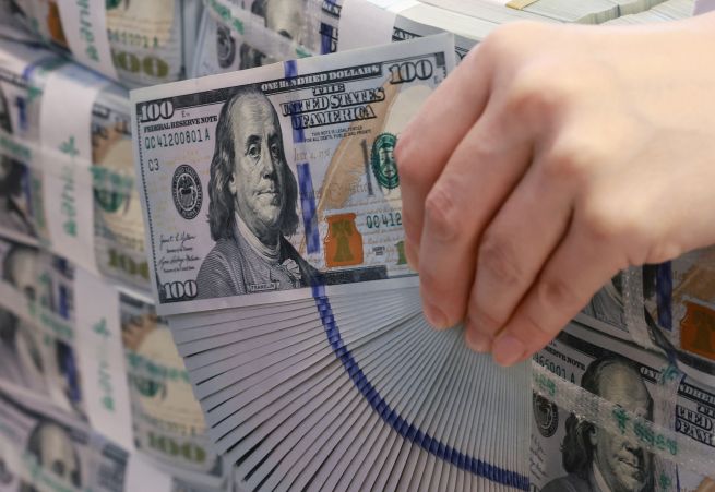 Corporate Dollar Holdings Surge as Won Weakens Sharply