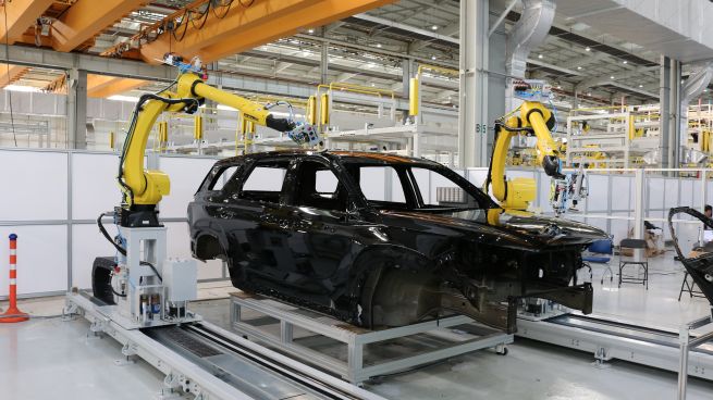 The photo shows a demonstration of Hyundai and Kia’s automated sanding and polishing technology, in which robots precisely refine vehicle paint surfaces to ensure uniform quality. (Photo courtesy of Hyundai Motor and Kia)