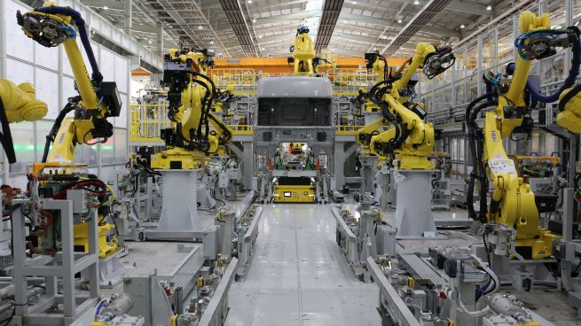 The photo shows the “Overhead Robot AGV Body Line,” which uses autonomous guided vehicles (AGVs) instead of conventional mechanical shuttles. (Photo courtesy of Hyundai Motor and Kia)
