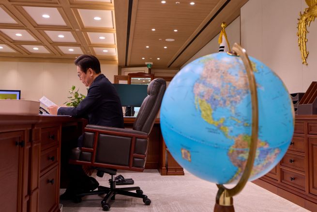 President Lee Orders Review of Tax Incentives for Long-Term Retail Investors President Lee Orders Review of Tax Incentives for Long-Term Retail Investors