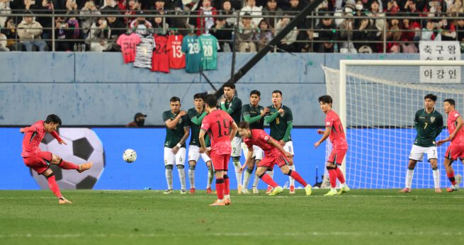 Son Heung-min scores a free-kick goal during the men’s national team friendly match between South Korea and Bolivia at Daejeon World Cup Stadium on Nov. 14. (Yonhap)