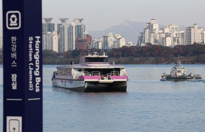 Seoul Halts Portions of Hangang Bus Service After Grounding Incident Sparks Safety Outcry Seoul Halts Portions of Hangang Bus Service After Grounding Incident Sparks Safety Outcry