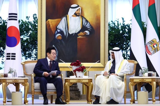 President Lee Jae Myung (L) holds a summit with United Arab Emirates President Mohamed bin Zayed Al Nahyan presidential palace in Abu Dhabi on Nov. 18, 2025. (Yonhap)