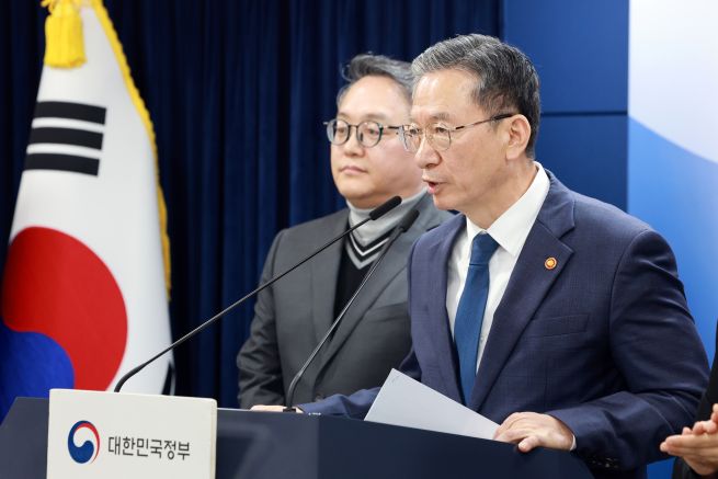 Justice Minister Jeong Seong-ho delivers an emergency briefing on Nov. 18 at the Government Complex Seoul regarding the petition to annul the Lone Star investor-state dispute (ISDS) ruling. (Yonhap)