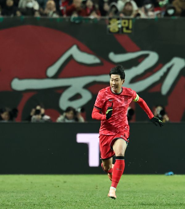 Son Heung-min sprints to take control of the ball. (Yonhap)