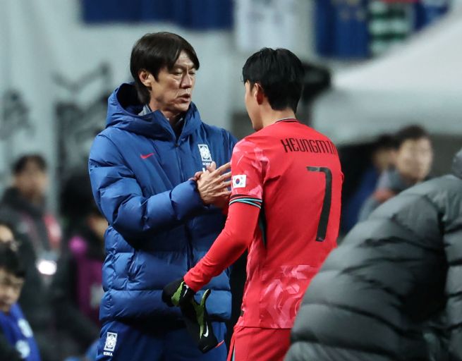 In the second half, Son Heung-min is substituted and greets Coach Hong Myung-bo as he leaves the field.