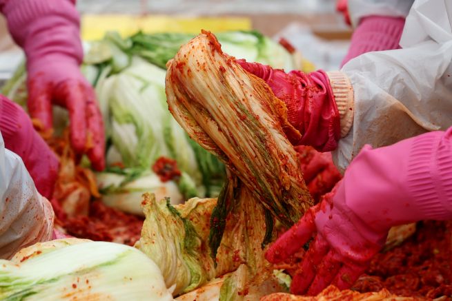 Participants, including members of the Seocho-gu Saemaul Women’s Association and the Saemaul Leaders’ Council of Seocho-gu, make kimchi during the “2025 Sharing Kimjang of Love” event held at the Seocho District Office on November 20.