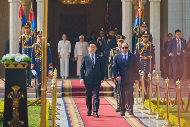 President Lee Jae Myung (L) attends a welcoming ceremony hosted by Egyptian President Abdel Fattah El-Sisi (R) at the presidential palace in Cairo on Nov. 20, 2025. (Pool photo) (Yonhap)
