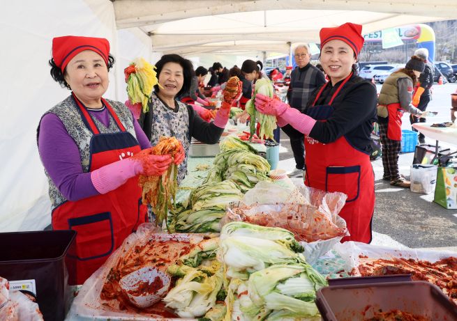 Participants pose for a commemorative photo while making kimchi at the “Imsil Crunchy Kimjang Festival,” which opened on November 21 at the Imsil Cheese Theme Park in Imsil County, North Jeolla Province. The festival, which runs through November 23, offers kimjang workshops and a sales event where visitors can receive salted cabbage and seasoning either by parcel delivery or on-site pickup (drive-through).