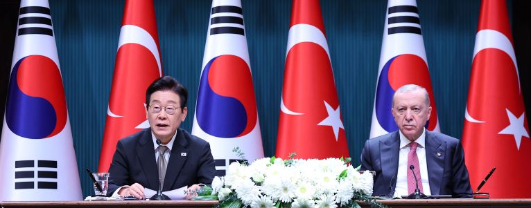 President Lee Jae Myung delivers a joint press statement with President Recep Tayyip Erdogan at the Turkish presidential palace in Ankara on November 24 (local time).