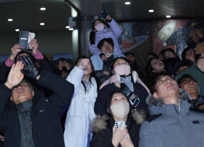 Spectators gathered at a viewing site in Naro Space Center in Goheung, some 330 kilometers south of Seoul, watch the fourth launch of South Korea's homegrown space rocket Nuri on Nov. 27, 2025. (Yonhap)