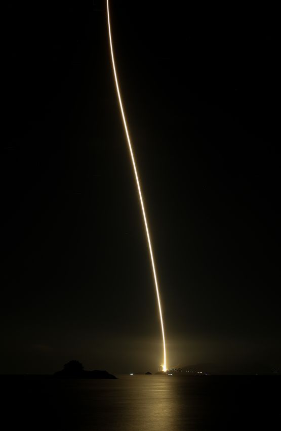 The homegrown Nuri rocket lifts off from the Naro Space Center in Goheung, South Jeolla Province, early on the morning of November 27. (Yonhap)