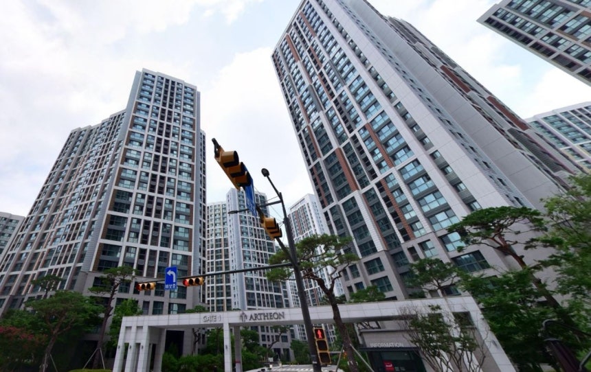 Public Walkway at Seoul Housing Complex Becomes Flashpoint in Access Rights Dispute