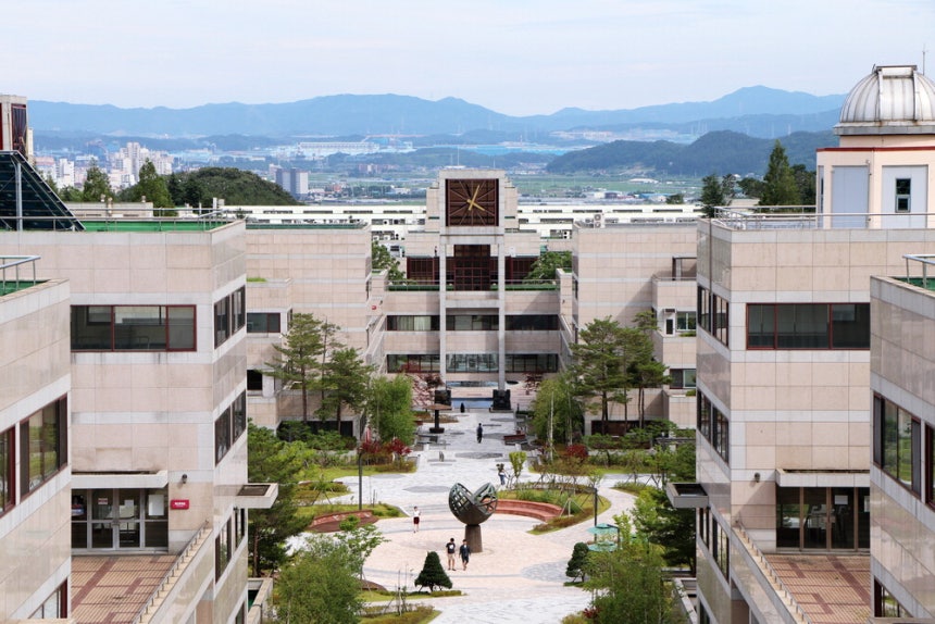 Postech ranked ninth in last year’s Times Higher Education (THE) Young University Rankings, outperforming other institutions in research funding, publication output, and sustained strength in industry–academia collaboration. In 2017, The Times of London also named Postech the world’s top university in terms of the proportion of research output derived from industry partnerships. (Image courtesy of Postech)