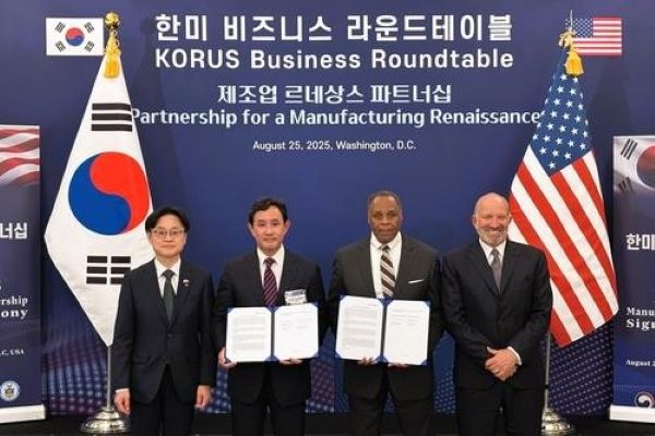 Industry Minister Kim Jung-kwan, Korea Zinc Inc.'s Chairman Choi Yoon-beom, Lockheed Martin Inc.'s Senior Vice President Michael Williamson and U.S. Secretary of Commerce Howard Lutnik (from L to R) pose for a photo after signing a memorandum of understanding in the supply and production of germanium, in this file photo taken Aug. 26 and provided by Korea Zinc. (Yonhap)