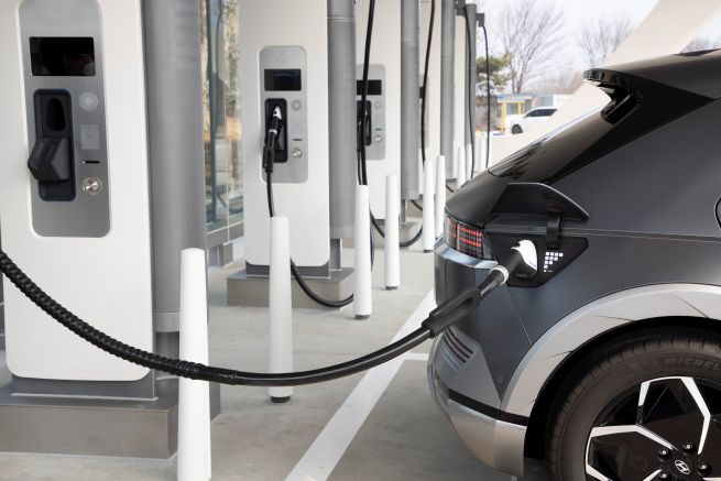 This photo provided by Hyundai Motor Co. shows a PnC-enabled charging station. (Yonhap)