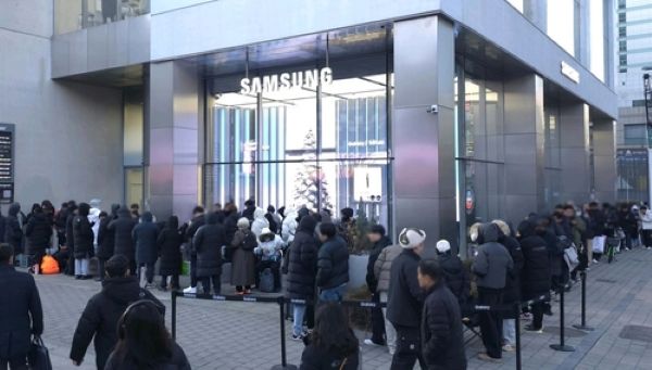 Before sales began, dozens of people lined up in front of major Samsung stores in Gangnam, Hongdae and other locations, reflecting strong anticipation for the new form factor. (Image provided by Samsung Electronics)