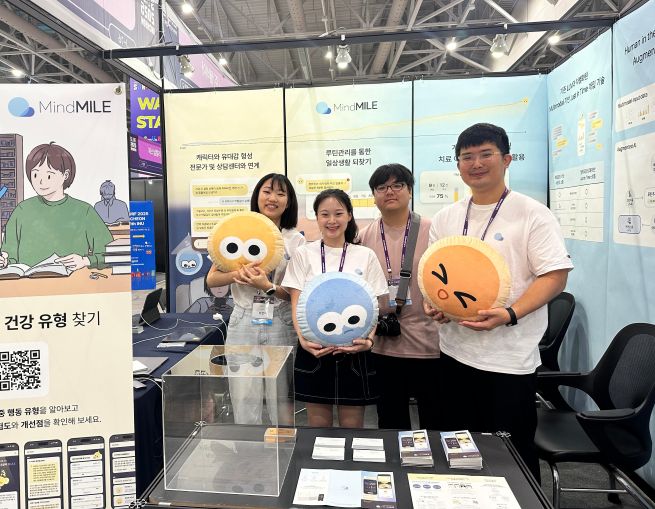 Lee Seon-mi, CEO of Mindmile (left), with her team. (Photo provided by CEO Lee Seon-mi)